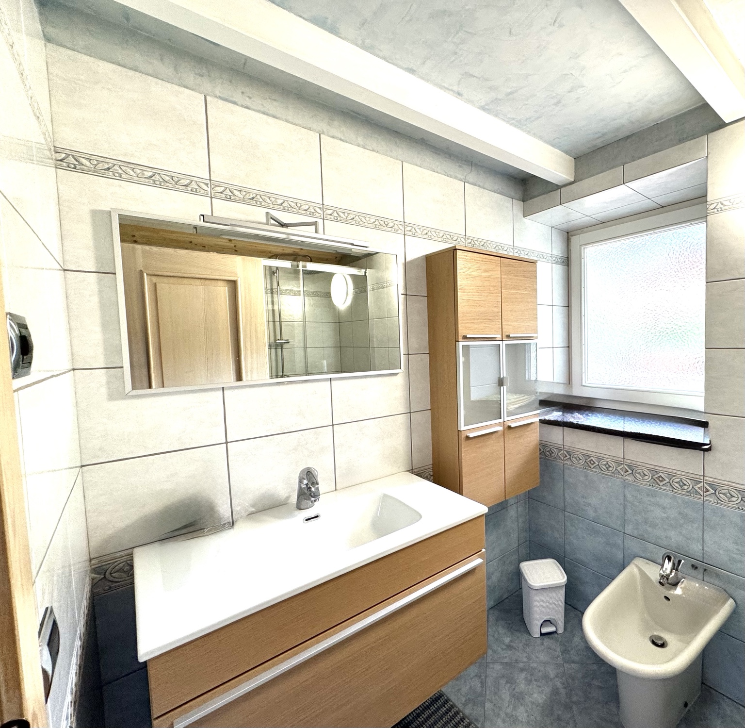 Main bathroom with washbasin and bidet